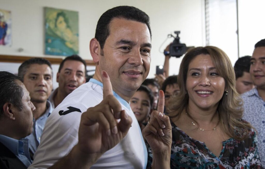 No le importo el MP! Esposa de Jimmy Morales aparece en España (Video)