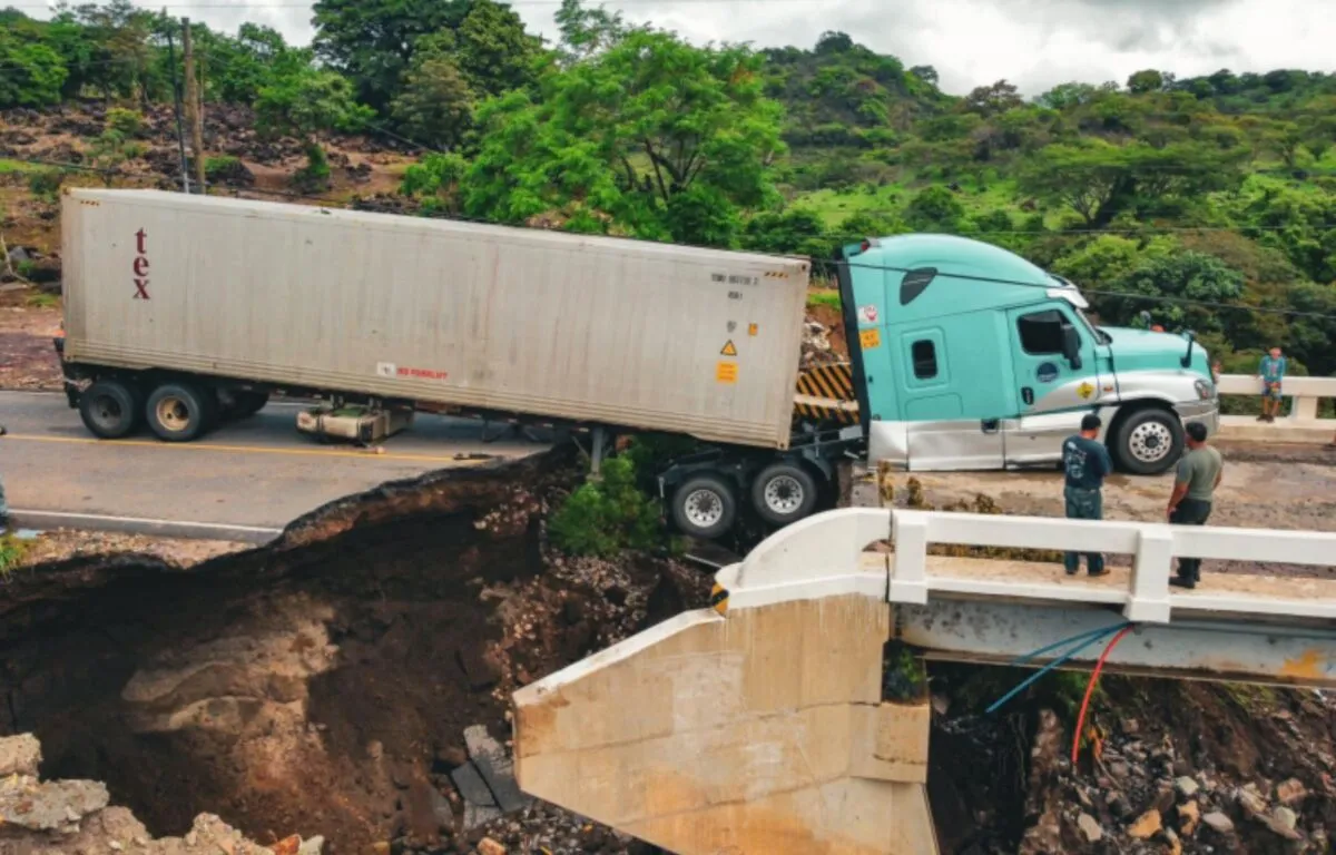 Piloto de Tráiler Relata Su Experiencia en el Colapso del Puente El Colorado en Jutiapa