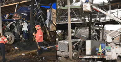 Tráiler Descontrolado Daña una Pasarela en el Periférico, tome precauciones