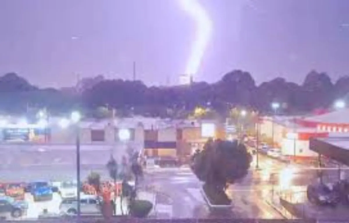 Videos Impactantes Relámpagos y Rayos Iluminan la Noche en Guatemala