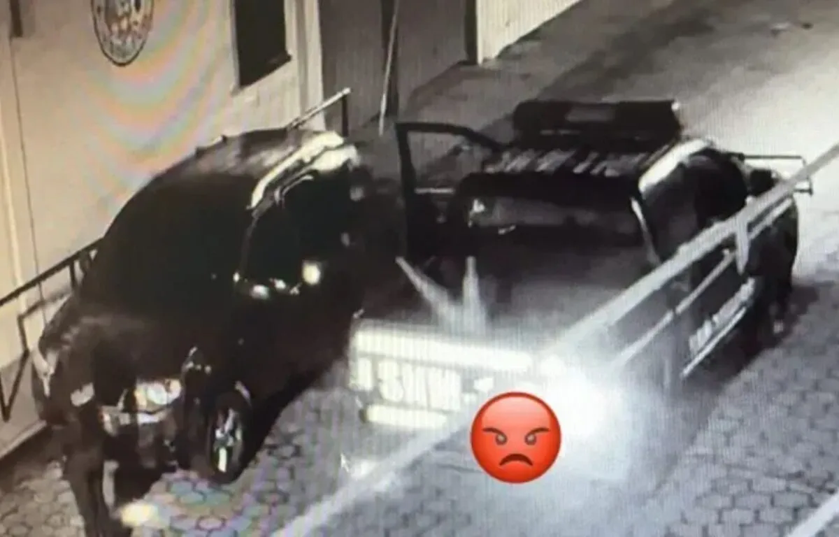 Los Policías Captados en Pleno Robo