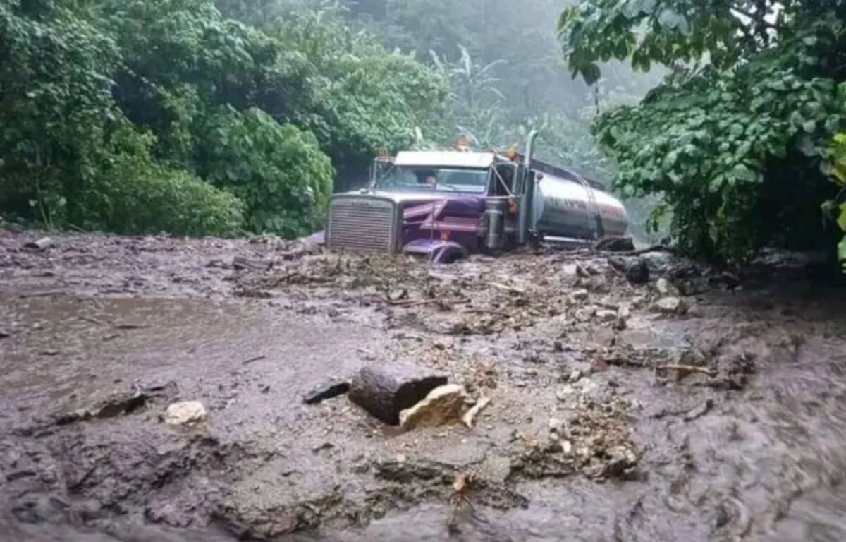 Vehículos atrapados en medio de la emergencia