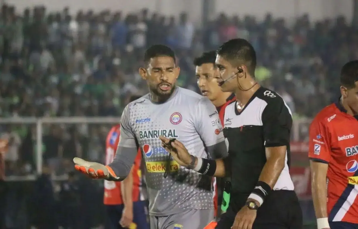 Arbitraje Bajo Fuego en la Primera División, un Gol Anulado y la Ira de la Afición