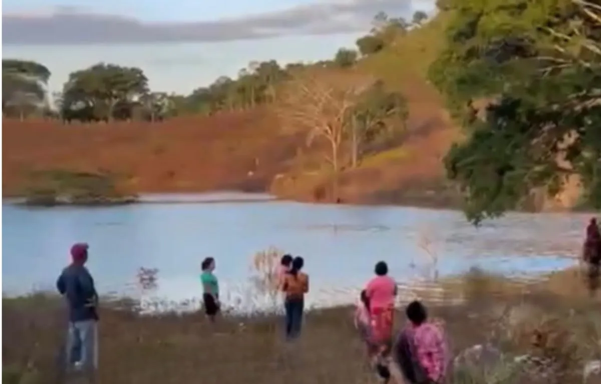 Extraño Fenómeno en Petén Agua Brota del Suelo e Inunda Fincas