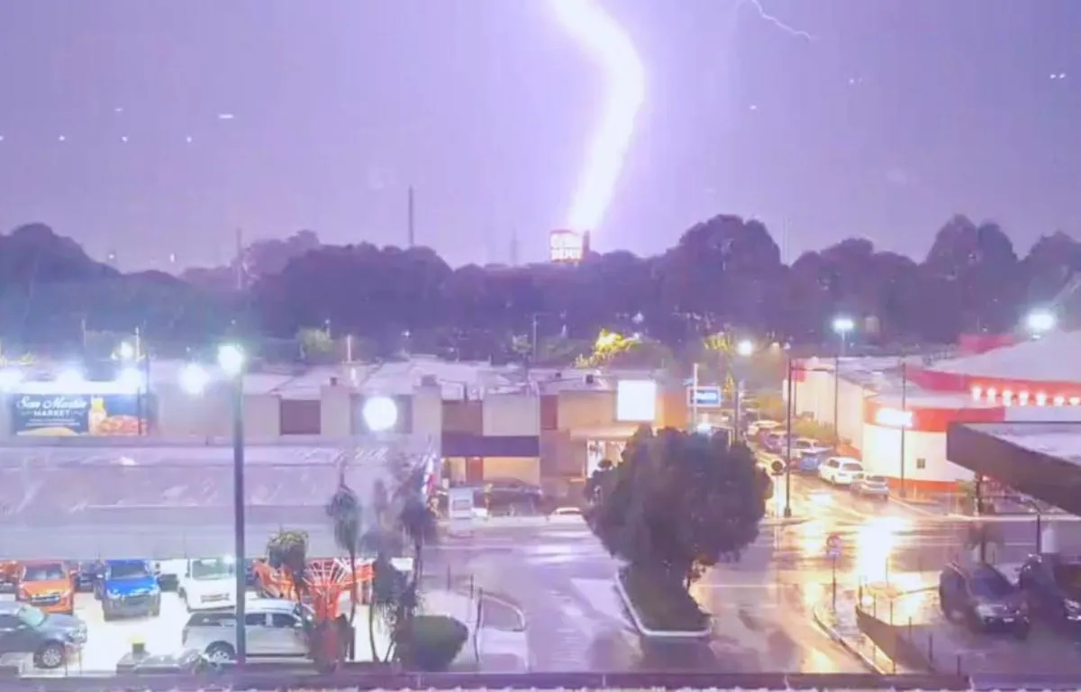 Impactante Tormenta Eléctrica Ilumina la Ciudad de Guatemala