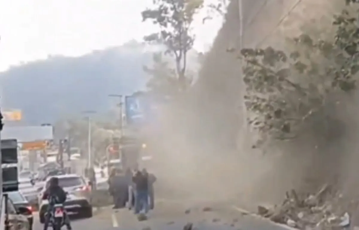Derrumbe en el kilómetro 14.5 de la ruta al Pacífico afecta el tránsito y deja un bus dañado