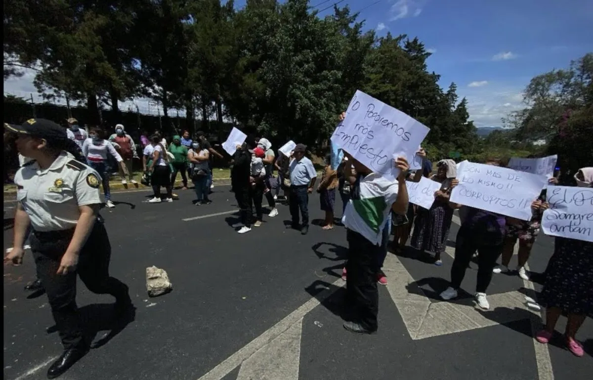 Manifestantes bloquean acceso a Vista Hermosa en protesta contra supuesto impuesto a las tortillas
