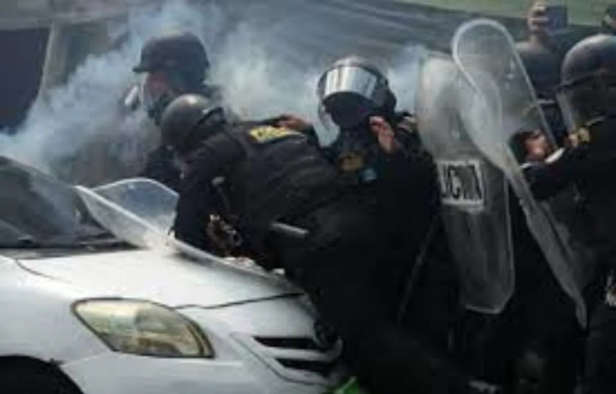 Taxista que embistió a agentes de la PNC en zona 1 antecedentes y consecuencias legales