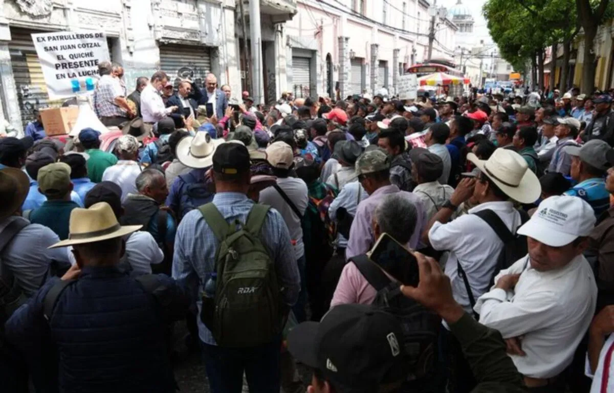 Exmilitares y Expatrulleros Civiles Exigen Compensación Económica Protestas Frente al Congreso de Guatemala