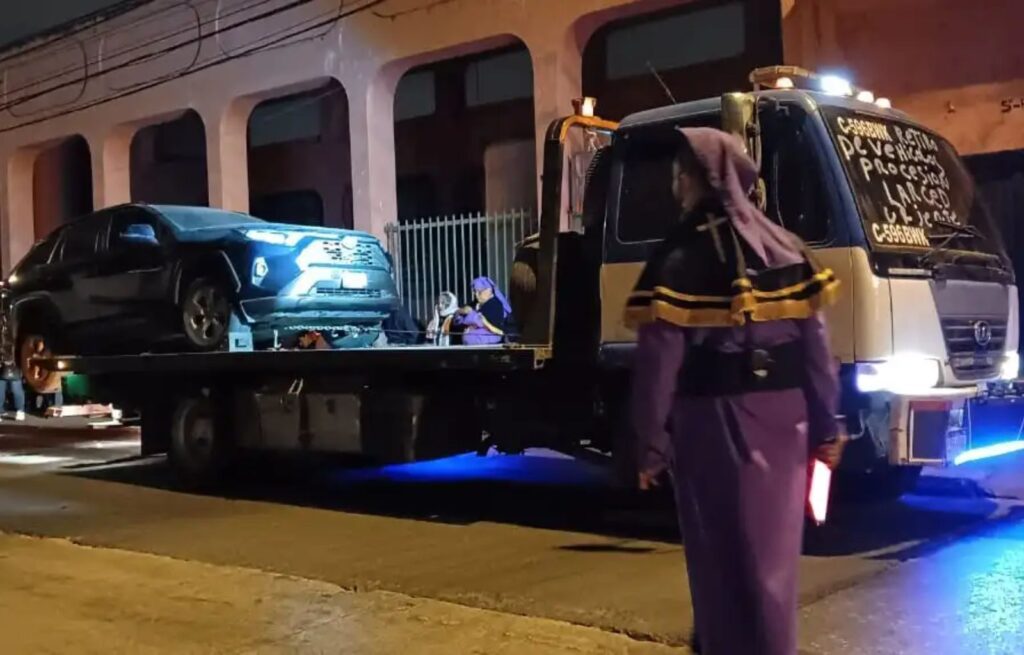 Grúa irrumpe procesión así sacaron el carro del paso en La Merced