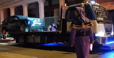 Grúa irrumpe procesión así sacaron el carro del paso en La Merced