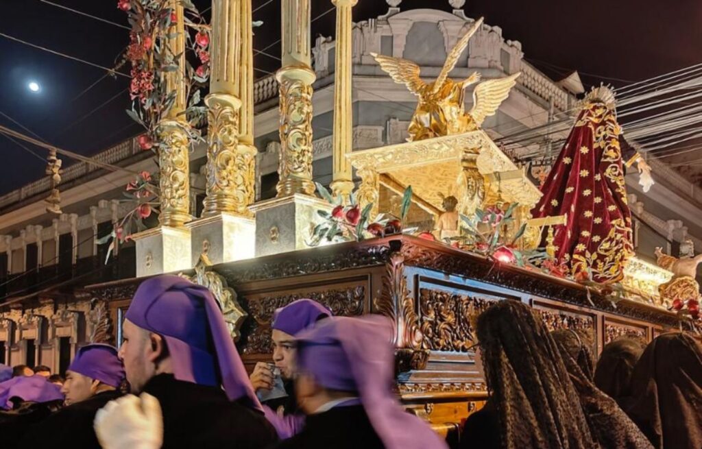 Reparan de emergencia el anda de la Virgen de Dolores durante la procesión del Lunes Santo