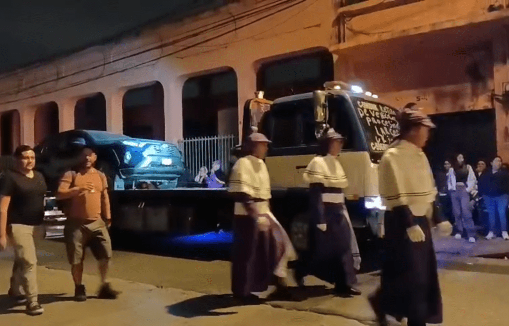 Vehículo obstruye paso procesional de La Merced y es retirado con grúa en pleno Viernes Santo