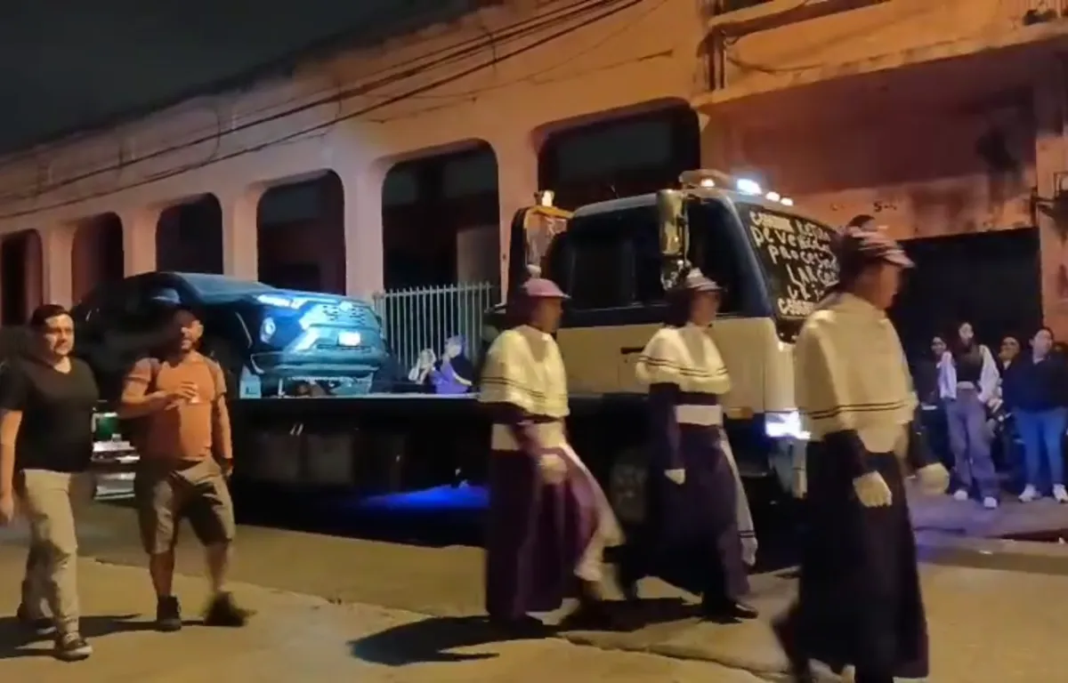 Vehículo obstruye paso procesional de La Merced y es retirado con grúa en pleno Viernes Santo