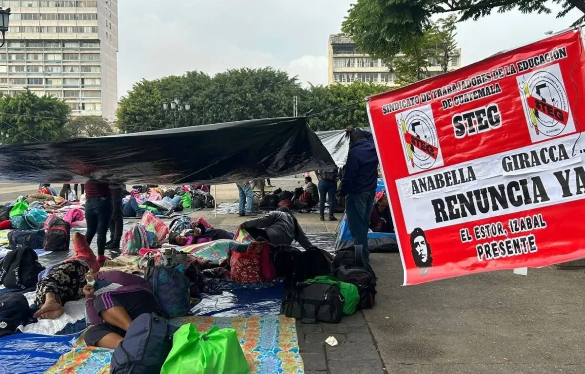 Maestros guatemaltecos acampan indefinidamente en la Plaza de la Constitución