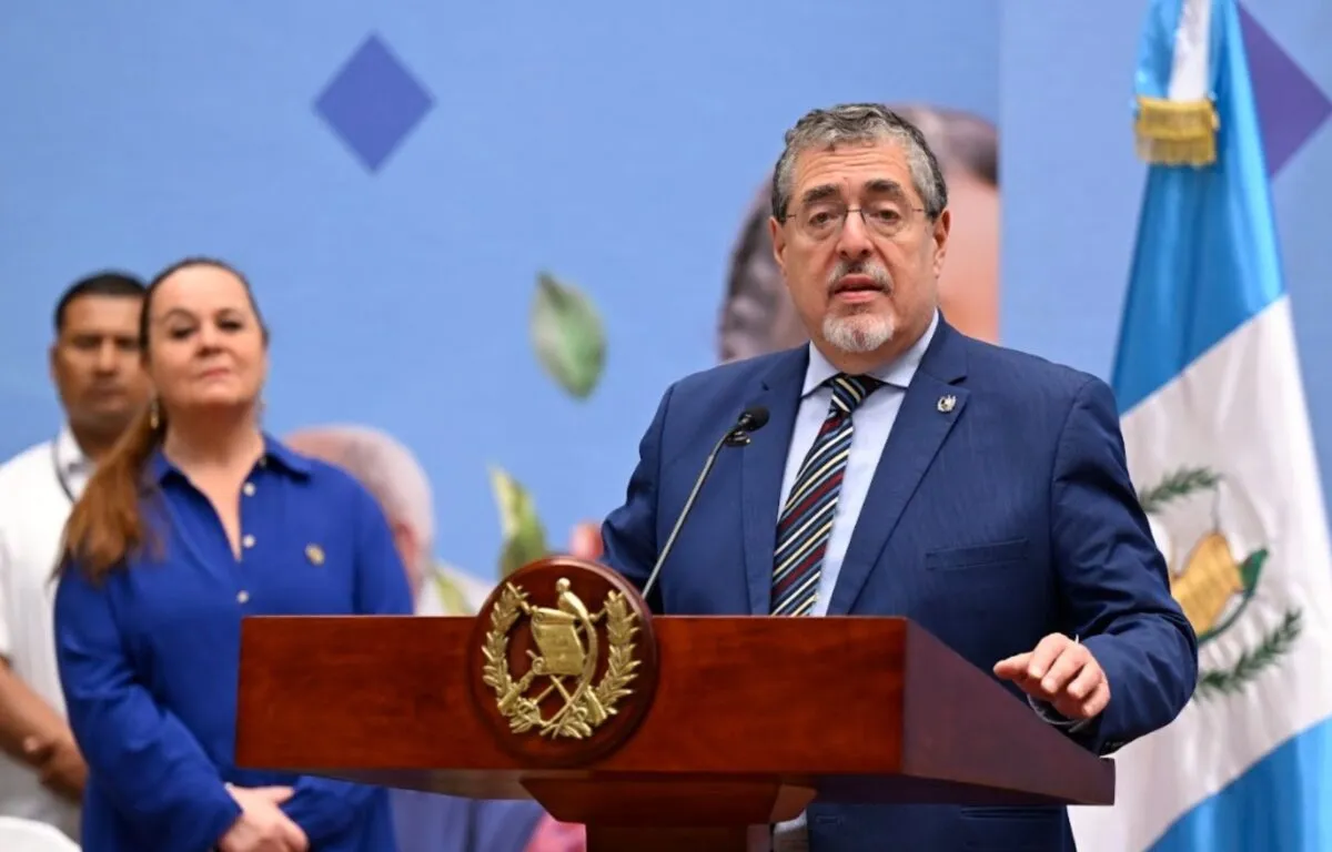 Presidente Arévalo advierte con sanciones legales a docentes que incumplan con sus labores