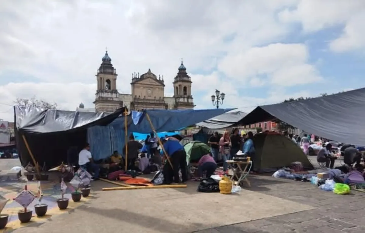 Tensión entre maestros y gobierno en Guatemala Presidente Arévalo advierte sobre consecuencias por ausencias