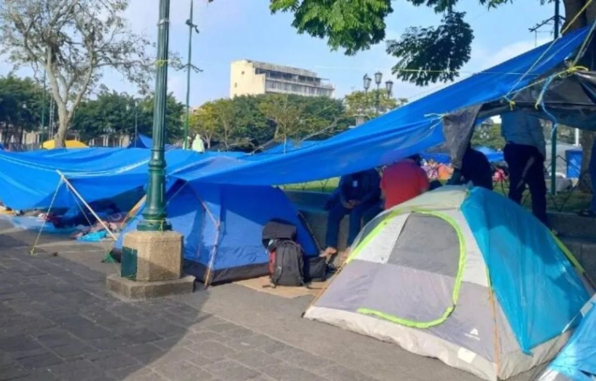 Maestros del STEG mantienen plantón frente al Palacio Nacional pese a lluvias y advertencias del Gobierno