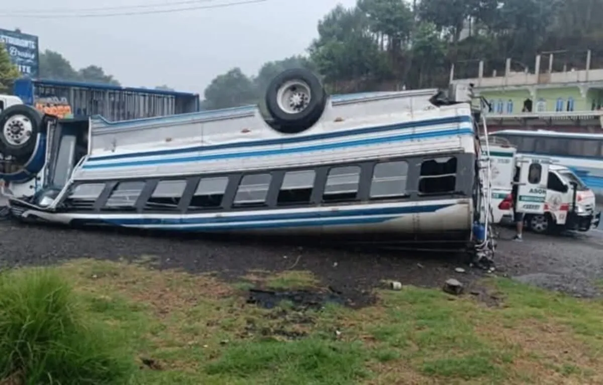 Ruta Interamericana volcadura de bus deja más de diez heridos en Sololá