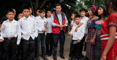 Maestros regalan alumnos en Quiché