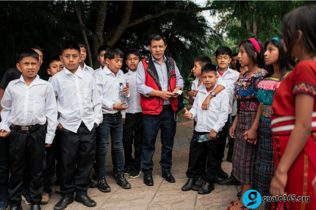 Maestros regalan alumnos en Quiché