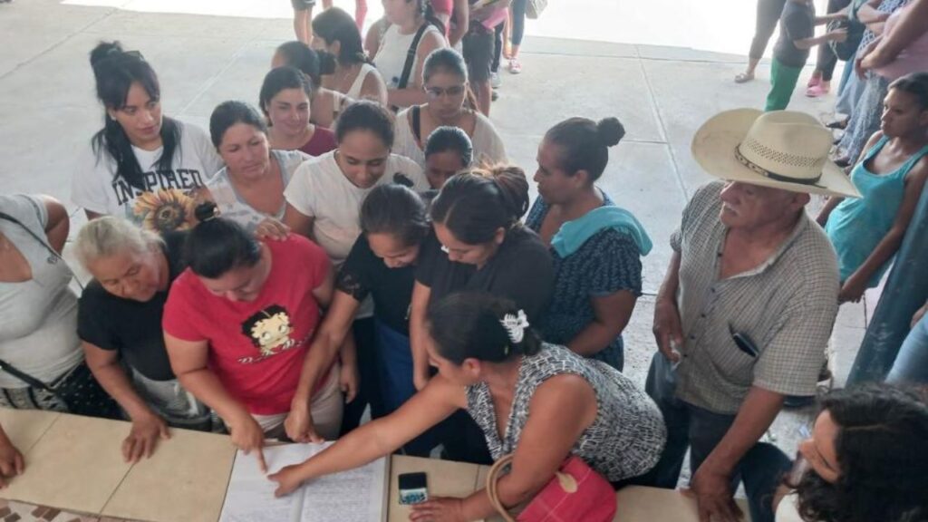 Padres de Familia Exigen Cambio de Docentes Tras Paro del STEG Mineduc Interviene