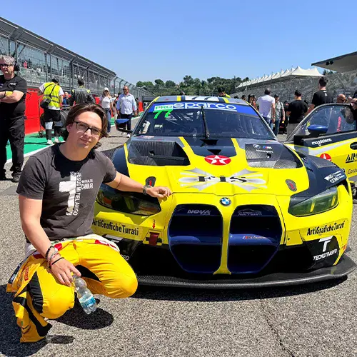 Ian Rodríguez junto al BMW M4 GT3 EVO del Faems Team en Imola