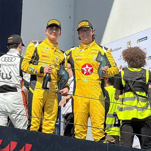 Ian Rodríguez y Giuseppe Forenzi en el podio de la Race 2 en Imola