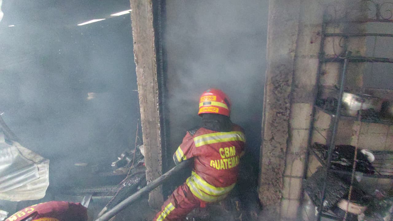 Bomberos trabajaron en conjunto para sofocar el incendio en la zona 1