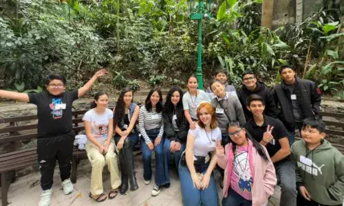 Grupo de jóvenes del club de ciencia RoboMinds en Guatemala