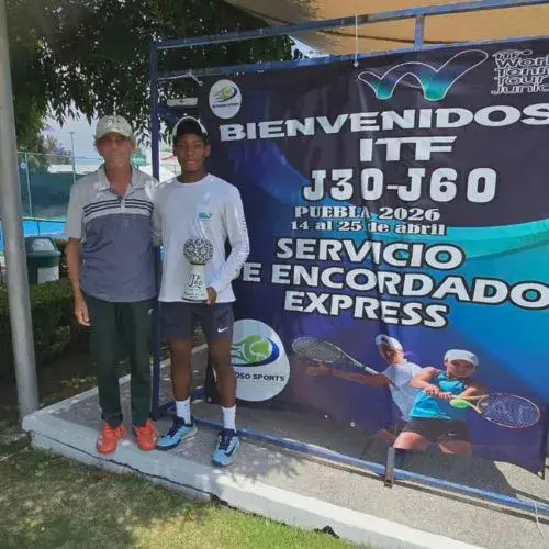 El tenista guatemalteco juega en una cancha de tenis