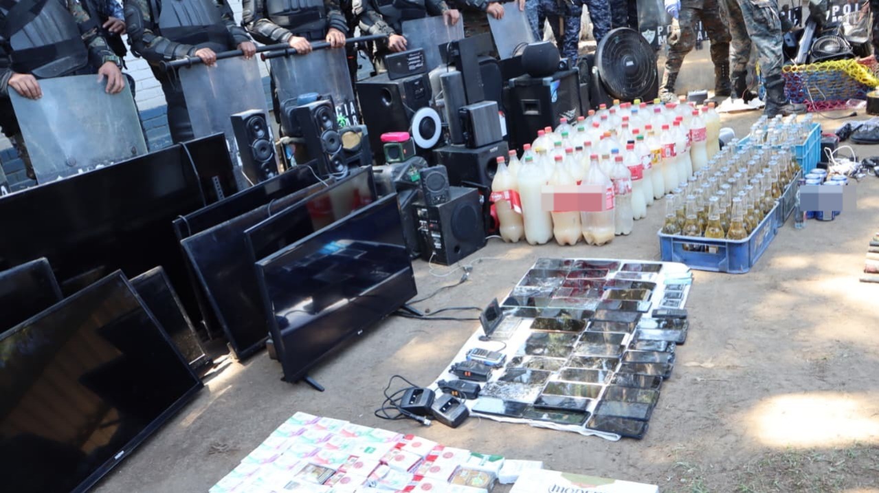 Televisores, bocinas y radios localizados durante la requisa en Cantel