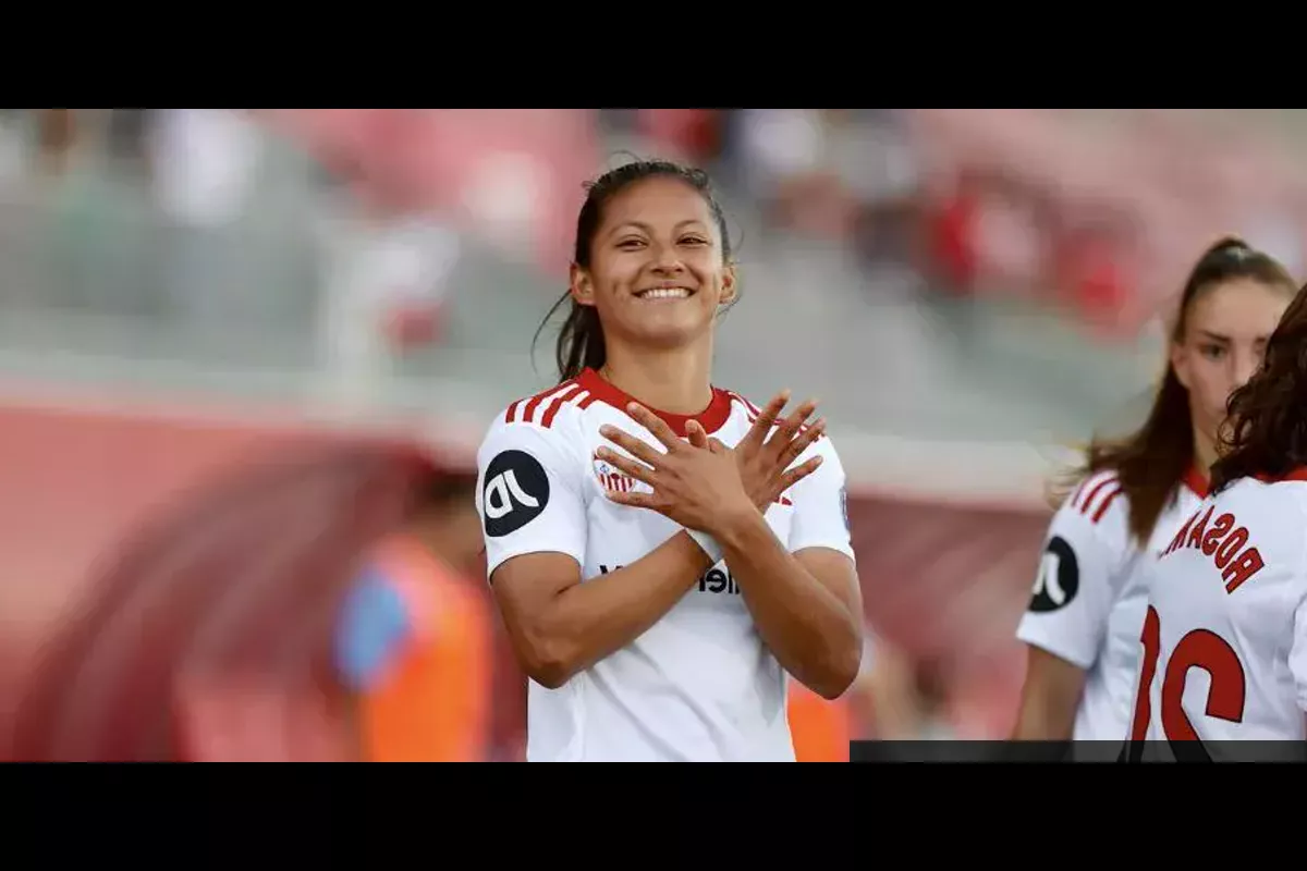 Andrea Álvarez celebrando un gol con la camiseta del Sevilla FC