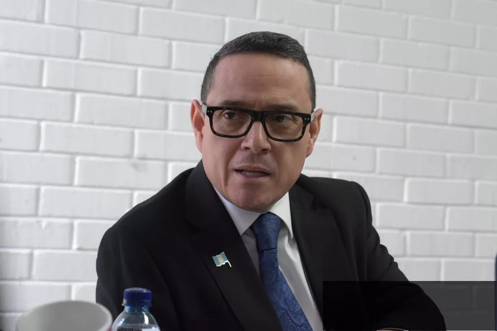 Ángel Pineda fuera del Ministerio Público tras aceptación de dimisión por García Luna