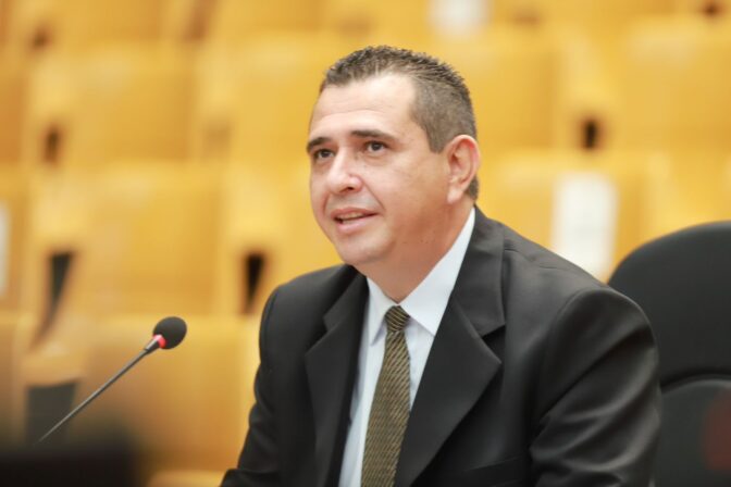 Congresista en sesión legislativa sobre ley antilavado