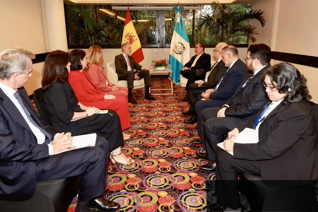 Presidente Bernardo Arévalo en reunión diplomática con delegaciones de Guatemala y España durante su gira en Costa Rica