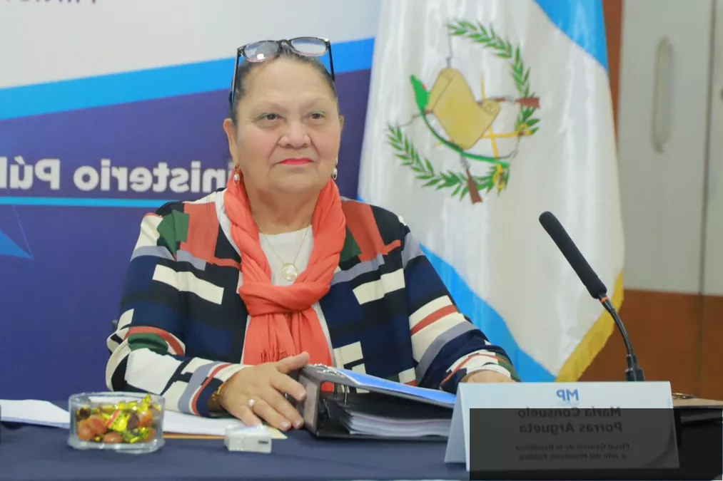 Diputado José Chic durante conferencia de prensa en el Congreso de la República