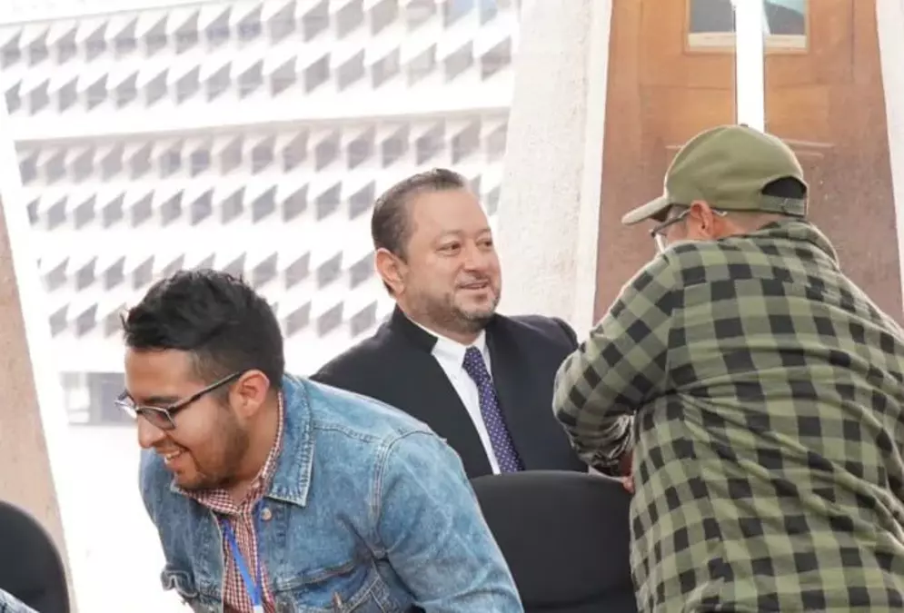 Walter Mazariegos, rector de la USAC, enfrenta denuncias de la Contraloría y múltiples amparos por su reelección