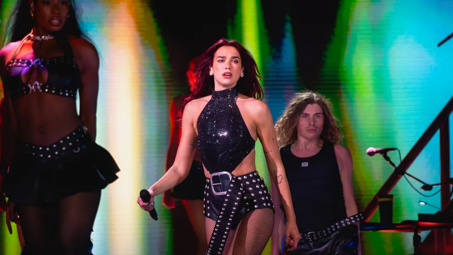 Dua Lipa durante una presentación en vivo
