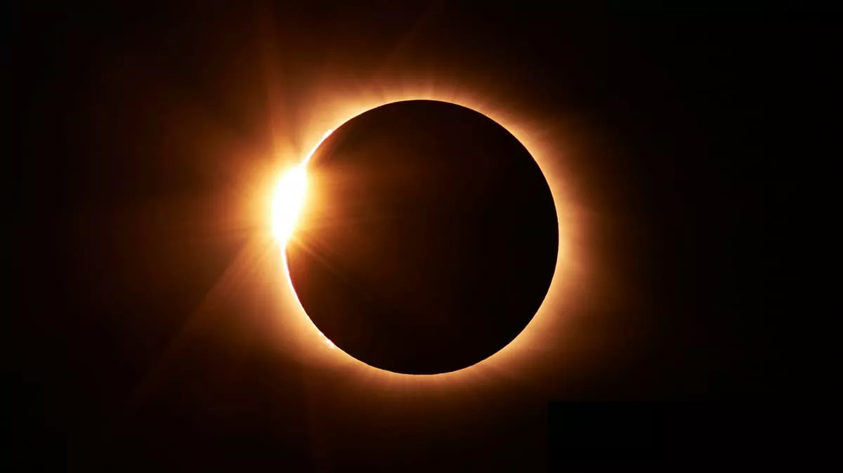 Eclipse solar anular con corona visible durante la fase de totalidad