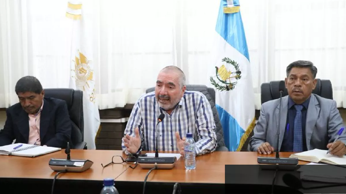 Representantes sindicales y del Mineduc durante la mesa de trabajo sobre reforma al escalafón magisterial en el Congreso de Guatemala