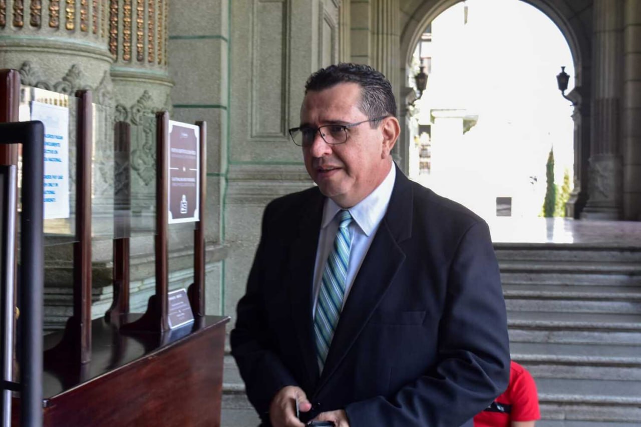 Gabriel Estuardo García Luna en edificio institucional