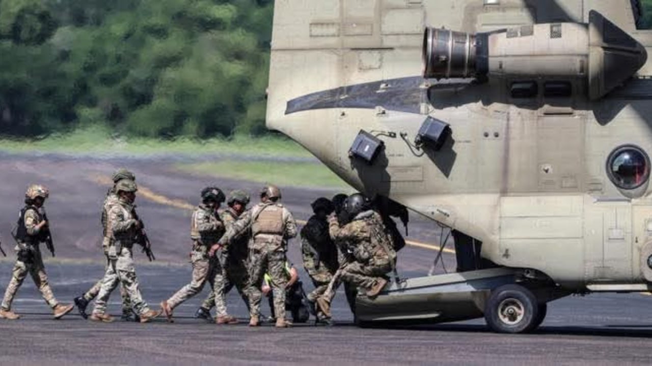 Operación militar con helicóptero del Ejército de Guatemala en pista de aterrizaje