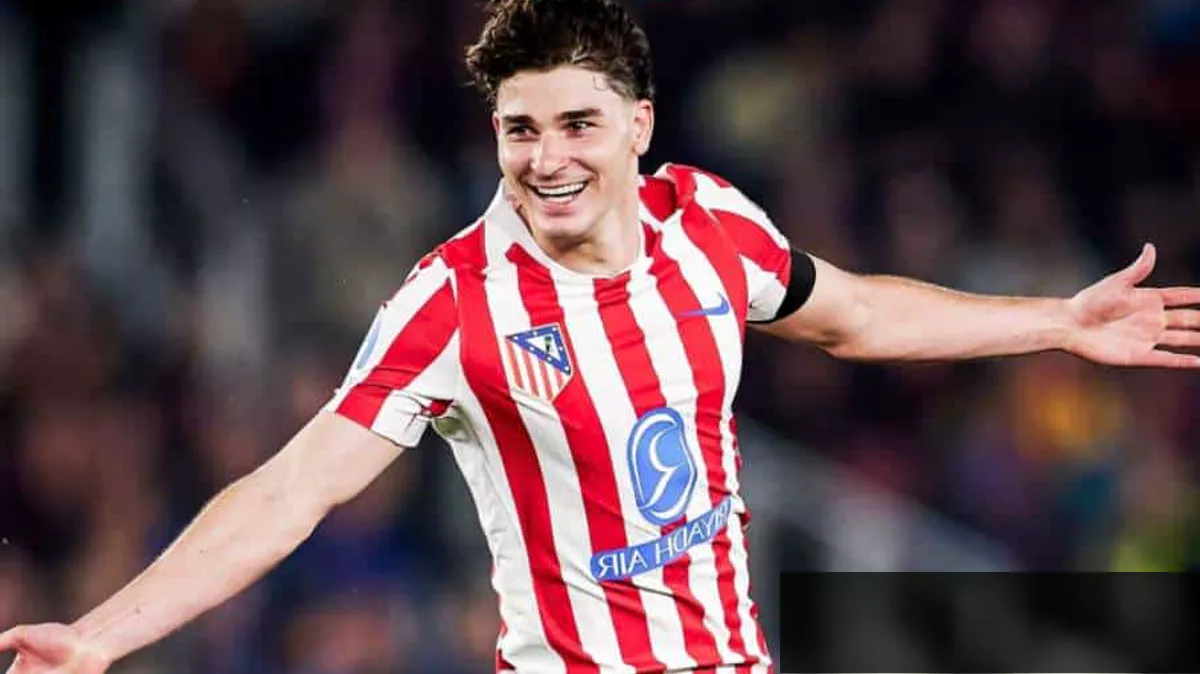Julián Álvarez con la camiseta del Atlético de Madrid