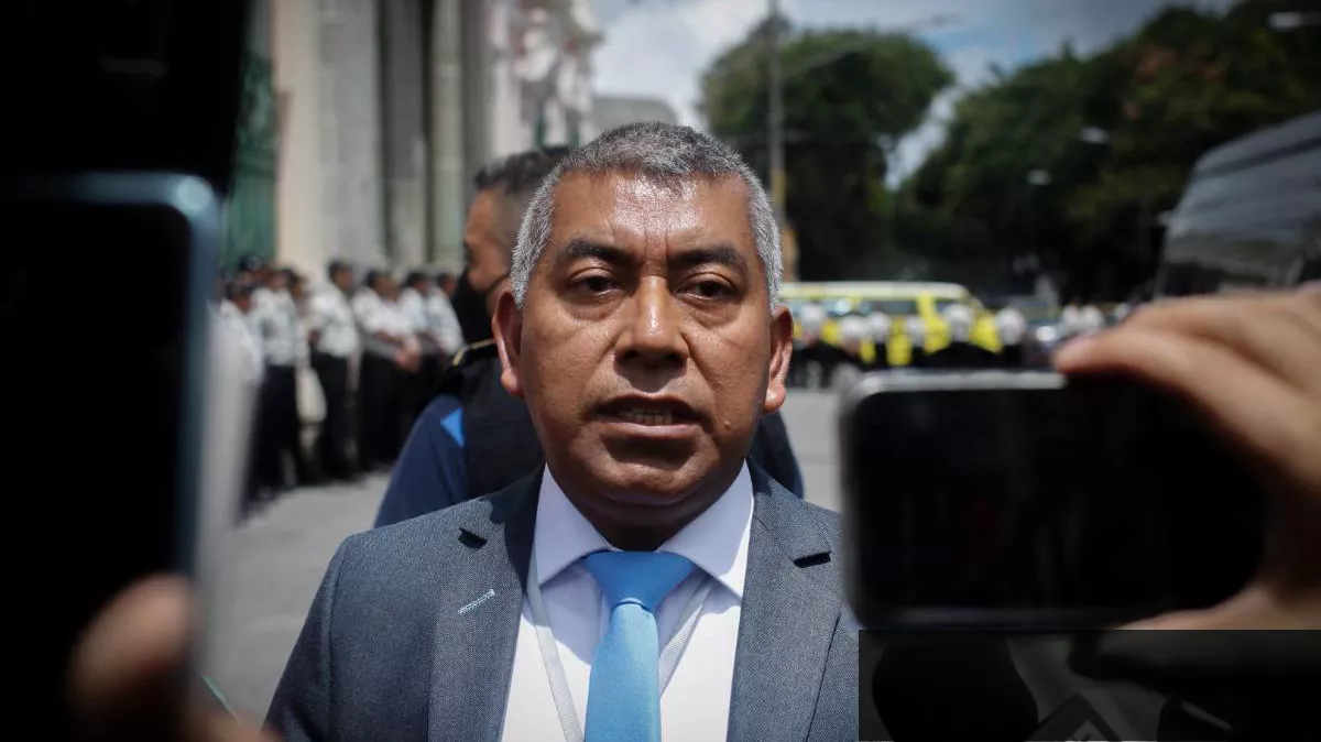 Protesta por libertad de prensa en Guatemala con cartel que dice 