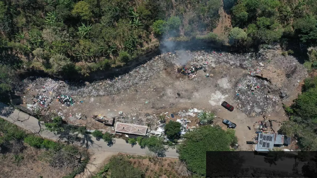 Vista aérea de un vertedero con contaminación ambiental