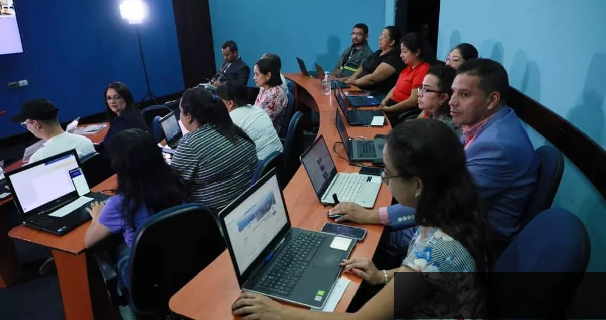 Estudiantes usando computadoras en centro educativo