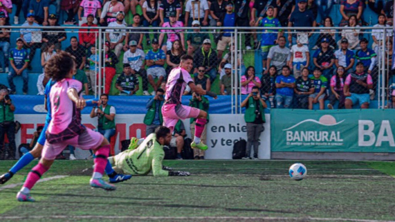 Jugadores de Deportivo Mixco en acción durante la semifinal del Clausura 2026