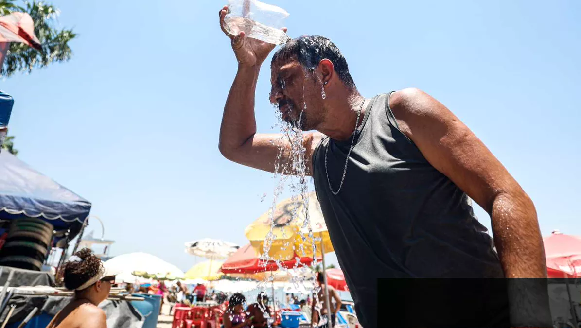 Persona refrescándose durante ola de calor en Guatemala