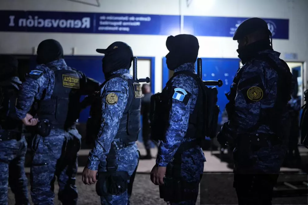 Traslado de líderes criminales bajo estrictas medidas de seguridad durante el Operativo Hierro Total